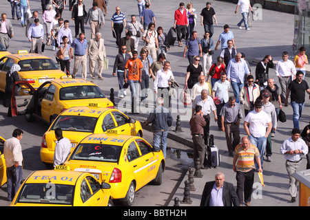 Istanbul Türkei türkische taxi Fahrer und Pendler an einer belebten Uferpromenade-Szene bei der Eminonu Fähre terminal Rush hour Stockfoto