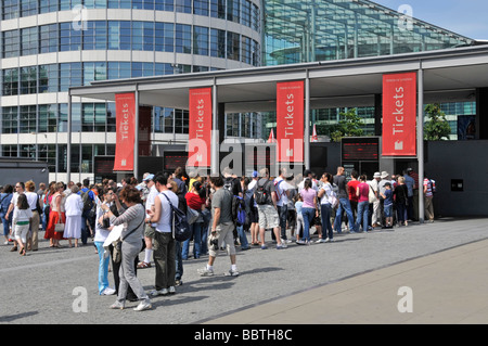 Besucher und Touristen, die sich in sonniger Natur an den Ticketschaltern am Tower Hill anstellen, um das berühmte historische Weltkulturerbe des Tower of London England zu betreten Stockfoto