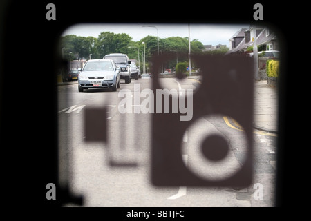 Ein Blick durch das Fenster eines Safety Camera van des Betreibers Ansicht mit dem Fenster geschlossen und Geschwindigkeit Kamera-symbol Stockfoto