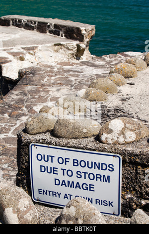 der Hafenmauer später Cove in Cornwall UK durch einen schweren Sturm beschädigt Stockfoto