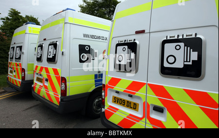 Eine Flotte von Safety Camera vans bevor Sie aufbrechen, um Erkenntnisse über die Beschleunigung Autofahrer und Fahrer in Aberdeen Scotland erhalten aufgereiht Stockfoto