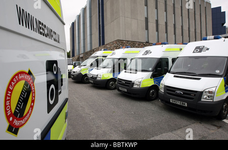 Eine Flotte von Safety Camera vans bevor Sie aufbrechen, um Erkenntnisse über die Beschleunigung Autofahrer und Fahrer in Aberdeen Scotland erhalten aufgereiht Stockfoto