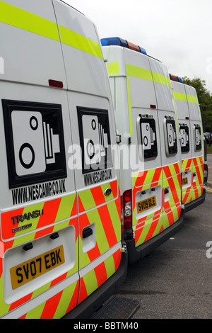 Eine Flotte von Safety Camera vans bevor Sie aufbrechen, um Erkenntnisse über die Beschleunigung Autofahrer und Fahrer in Aberdeen Scotland erhalten aufgereiht Stockfoto