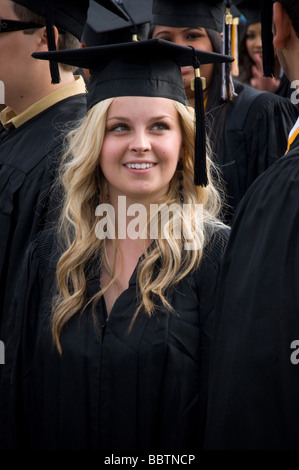 Weiße weibliche Schüler Abitur 2009 Stockfoto