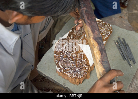 Mann Hand schnitzen Blume gemustert Holzschnitt für Stoff drucken, Sanganer, Jaipur, Rajasthan, Indien Stockfoto