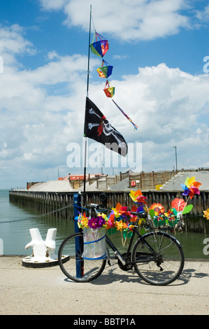 Fahrrad mit Fahnen und Kite am Hafen in Whitstable, Kent, England Stockfoto