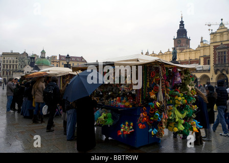 Ein Stall mit Souvenirs für Touristen an einem verregneten Tag im Hauptmarkt quadratisch, Rynek Glowny in Krakau, Polen Stockfoto