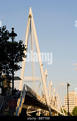 Hungerford Bridge über die Themse, London, England, UK Stockfoto