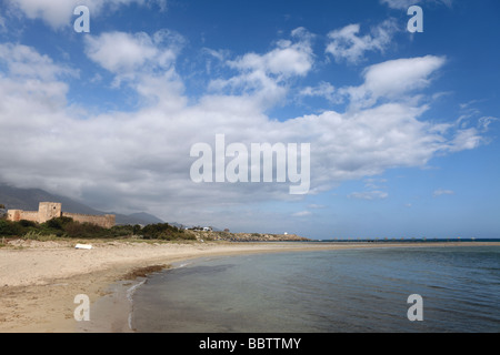 Ein Blick auf Frangokastello Strand und Schloss an der Südküste der griechischen Insel Kreta Stockfoto