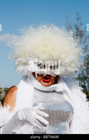 Mann in Frauenkleidern auf 2009 Las Palmas Karneval auf Gran Canaria Stockfoto