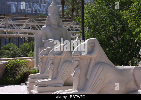 Gargoyle-Statuen, die den vorderen Eingang zum Luxor Las Vegas Hotel und Casino in Las Vegas, Nevada zu schützen. Stockfoto