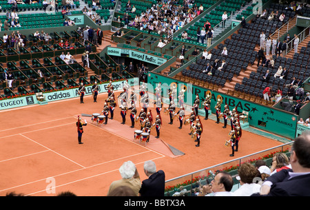 PARIS - Juni 7:Orchestra spielt vor Beginn des letzten Spiels auf Tennisturnier French Open, Roland Garros am 7. Juni 2009 Stockfoto