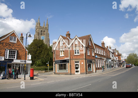 Tenterden Kent England UK kann Suche entlang der breite Hauptstraße mit dem Kirchturm eine bemerkenswerte Sehenswürdigkeit Stockfoto