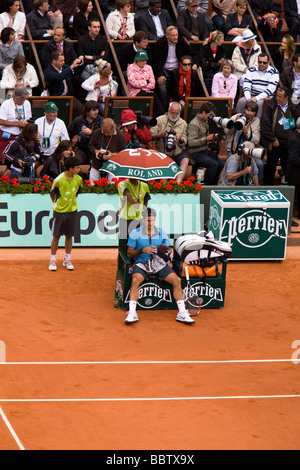 PARIS - 7.Juni: Roger Federer der Schweiz verfügt über ein Rest im Umbruch des letzten Spiel bei French Open in Roland Garros Stockfoto