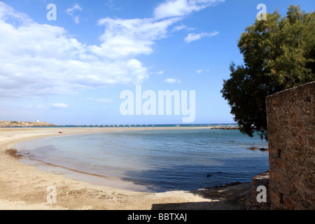 Der Sandstrand und die fernen Sonnenschirme im kleinen Süden Crete Resort von Frangokastello Stockfoto