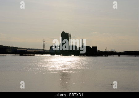 Sonnenuntergang, Blick vom Rainham Essex Industriebauten auf Kent Seite des Flusses Themse, UK Stockfoto