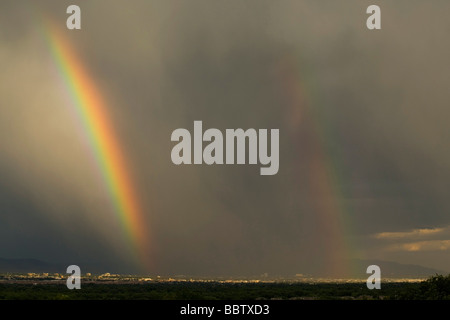 Ein doppelter Regenbogen über die Sandia Berge, Albuquerque, NM. 1. Juli 2008. Stockfoto