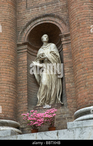 Eine Statue von San Bernardo Tolomei auf die Chiesa di San Cristoforo in Piazza Tolomei, Siena Italien. 26. April 2009. Stockfoto