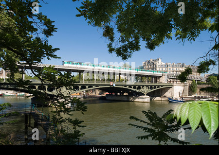 Ont Bir Hakeim in Paris Stockfoto