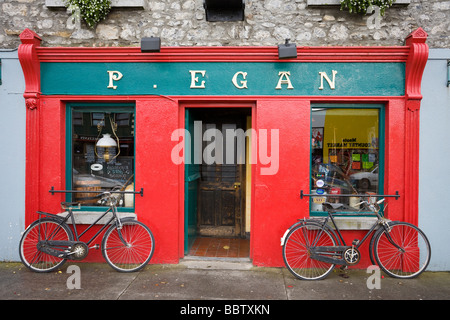 P. Egan Pub mit Fahrrädern. Vorne eine typische Kleinstadt Irish Pub.  Zwei Fahrräder sind dauerhaft nach vorne gefesselt. Stockfoto