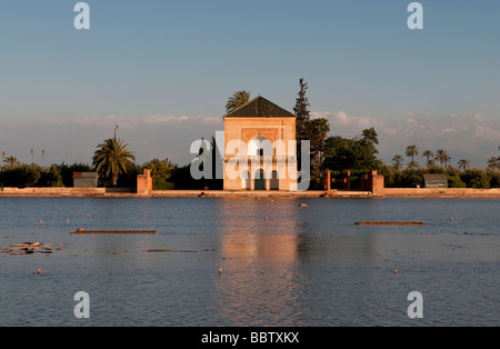 Der Pavillon und Becken von Menara Gärten in Marrakesch, Marokko Stockfoto