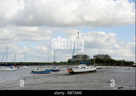 Bradwell Kernkraftwerk mit Segelbooten, Bradwell am Meer, Dengie Halbinsel, Essex, England, UK Stockfoto