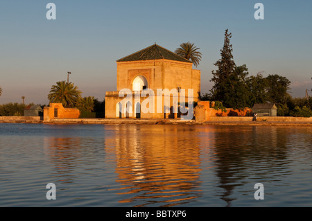 Der Pavillon und Becken von Menara Gärten in Marrakesch, Marokko Stockfoto