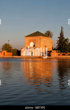 Der Pavillon und Becken von Menara Gärten in Marrakesch, Marokko Stockfoto