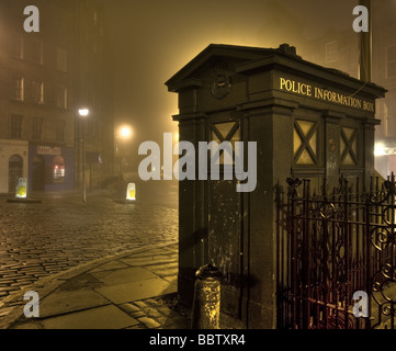 Eine Polizei-Box in einer nebligen Nacht in der Grassmarket, Edinburgh Stockfoto