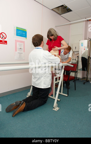 Frau im Krankenhaus mit einer Beinprothese vom Orthopädie-Techniker Stockfoto