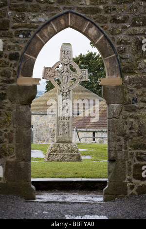 Ostwand des hohen Kreuzes die Schriften gerahmt durch ein gotisches Tor. Kreuz von den heiligen Schriften c908 umrahmt von einer Tür Stockfoto