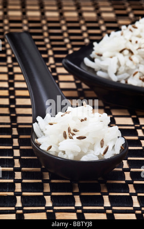 Weißer Reis mit Kreuzkümmel Stockfoto