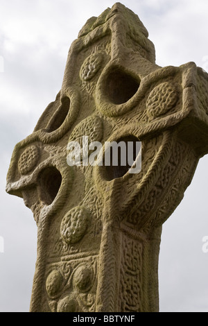 Ostwand des Replikats Süden überqueren. Eine Replik des 9. Jahrhunderts South Cross steht in seiner ursprünglichen Position Clonmacnoise. Stockfoto