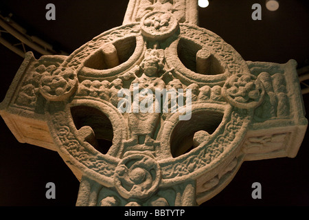 Ostwand des Kreuzes der Heiligen Schrift in Clonmacnoise, horizontale. Intricate Detail vom Kreuz der Heiligen Schriften schnitzen Stockfoto