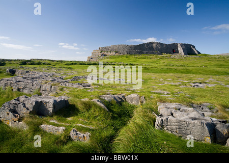 Das Fort bei Dun Angus. Die alte Festung auf Innishmore mit grünem Rasen und Felsen, aus denen es im Vordergrund gehauen war. Stockfoto