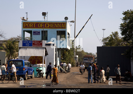 Die Tore des Hafens von Chennai, Indien. Menschen und Verkehr bewegen sich am Eingang zum Hafen. Stockfoto