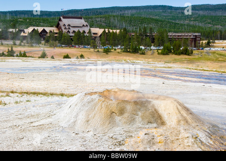 Old Faithful Inn in Yellowstone-Nationalpark mit Upper Geyser Basin in der forground Stockfoto