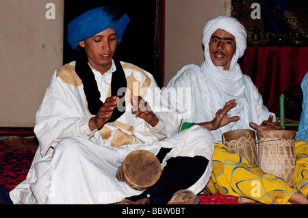 Berber Musiker Schlagzeug spielen Stockfoto