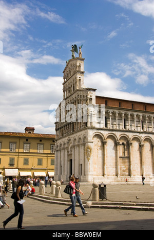 Piazza San Michele mit der Kirche San Michele in Foro, das ursprüngliche Forum in Römerzeit Lucca Stockfoto