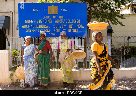 Frauen Verschiebung Steinen in Eimern auf ihren Köpfen im Fort St. George in Chennai, Indien. Stockfoto