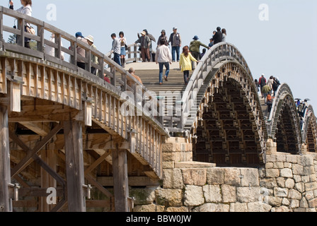 Die berühmtesten klassischen traditionellen Bogenbrücke in Japan ist die Kintai-Brücke oder Kintai in Iwakuni Überquerung des Flusses Nishiki Stockfoto