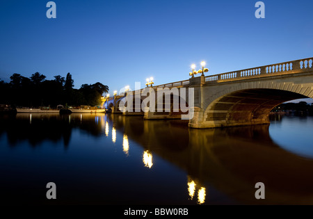 Kingston Bridge, Kingston upon Thames, SW-London, England, UK in der Abenddämmerung mit Themse und Lichtern beleuchtet. Stockfoto