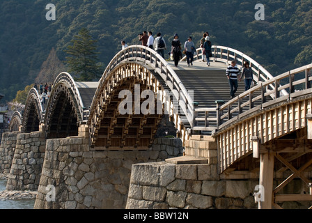 Die berühmtesten klassischen traditionellen Bogenbrücke in Japan ist die Kintai-Brücke oder Kintai in Iwakuni Überquerung des Flusses Nishiki Stockfoto