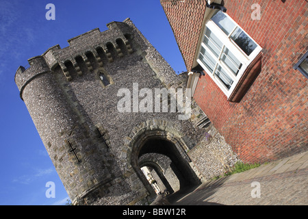 Seitlicher Blick auf das Barbican Gate, Lewes Castle, Lewes, East Sussex, England, UK, Großbritannien Stockfoto