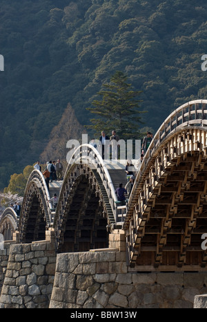 Die berühmtesten klassischen traditionellen Bogenbrücke in Japan ist die Kintai-Brücke oder Kintai in Iwakuni Überquerung des Flusses Nishiki Stockfoto