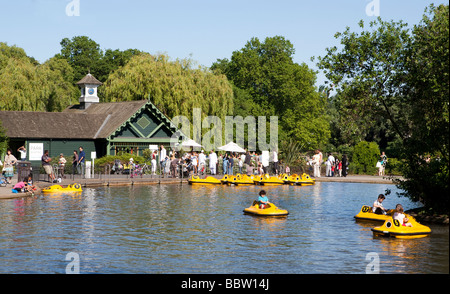 Leute sitzen vom Bootfahren See Regents Park London UK Europe Stockfoto