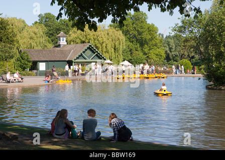 Leute sitzen vom Bootfahren See Regents Park London UK Europe Stockfoto