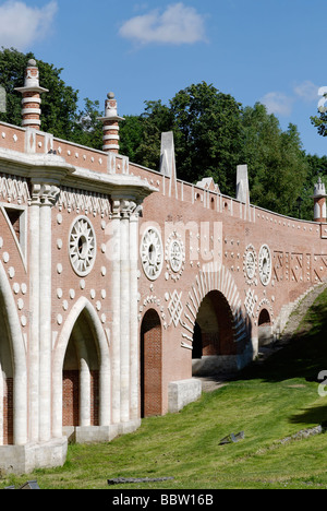 Die große Brücke über die Schlucht 1778-1784-85 wurde von Vasiliy Bazhenov Zarizyno Moskau Russland gebaut. Stockfoto