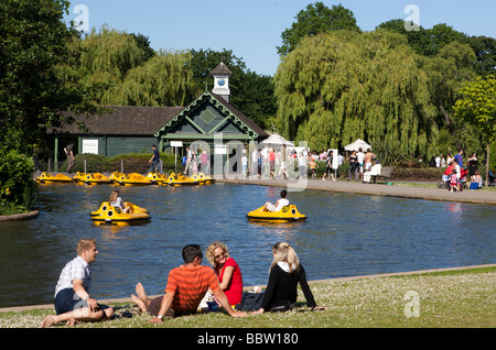 Leute sitzen vom Bootfahren See Regents Park London UK Europe Stockfoto