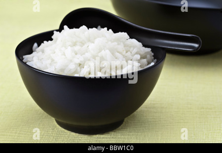 Weißer Reis in einer schwarzen Schale Stockfoto